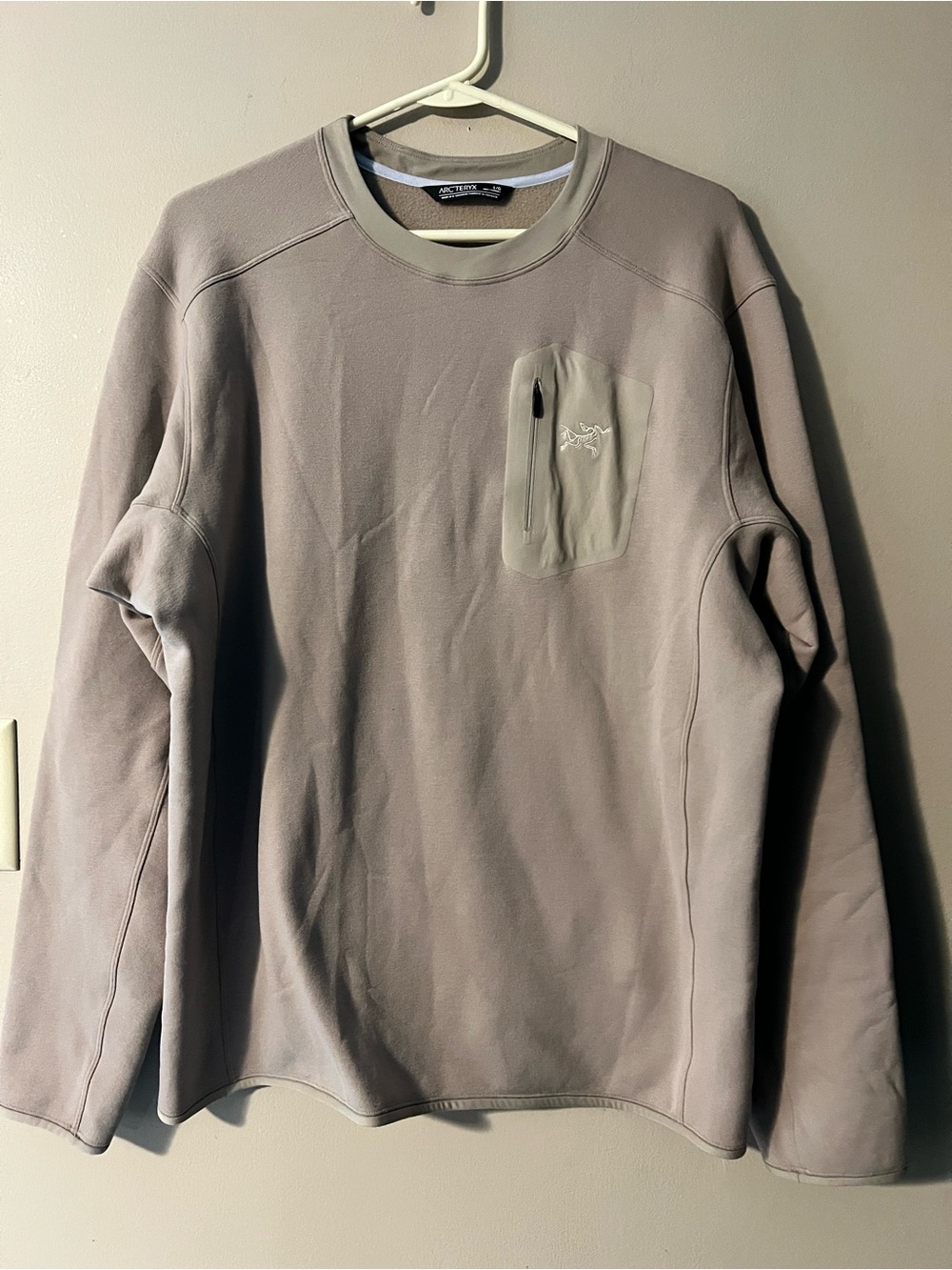 Arc’teryx kyanite Crew pullover sweatshirt in neutral beige color-way. Size L